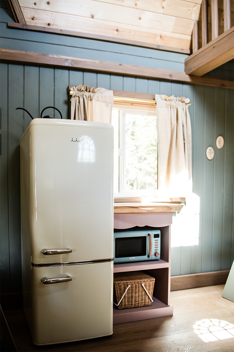 iio 7 Cu. Ft. Retro Refrigerator with Bottom Freezer in Butter Cream -  HouseTie